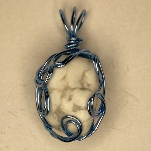 Howlite wire wrapped pendant - Picture 1 of 5